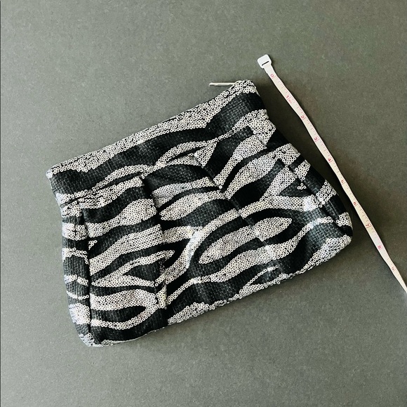 Black and silver sequins clutch style bag! - Picture 1 of 3